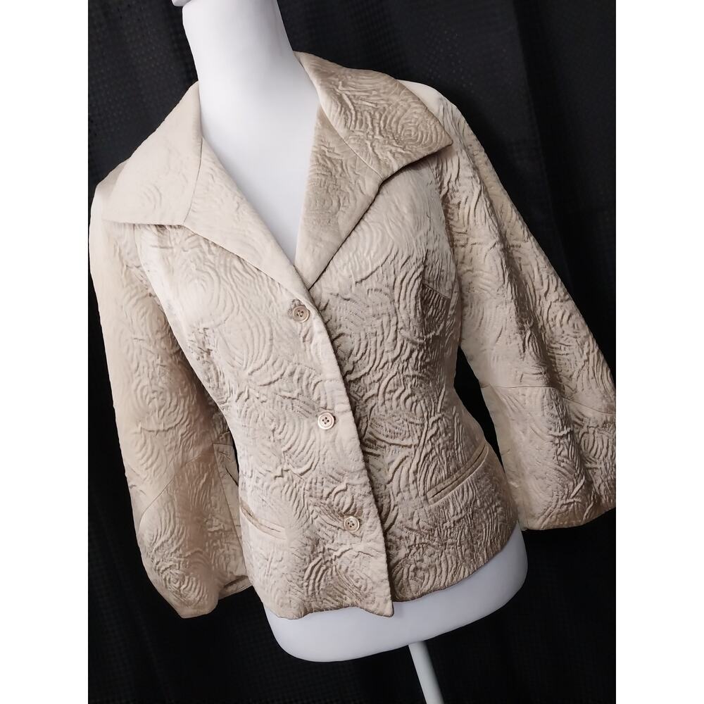JONES NEW YORK! SHIMMERY GOLD ABSTRACT FLORAL EMBOSSED, WIDE COLLAR BLAZER! MP